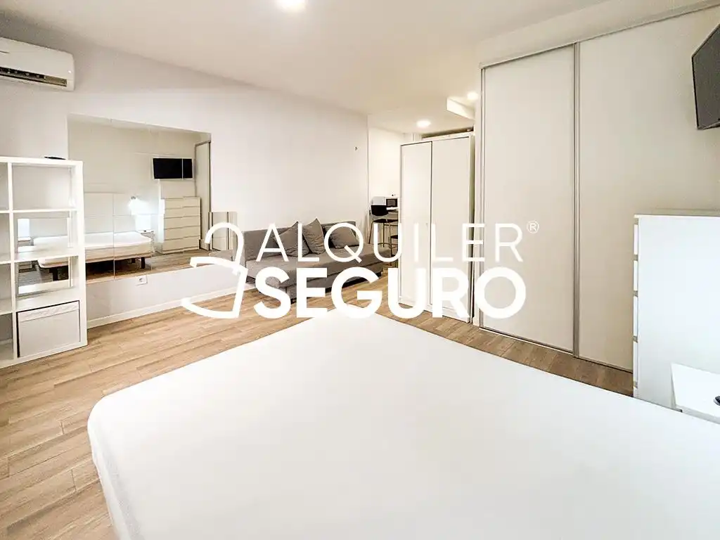 Schlafzimmer von Wohnung zur Miete in Madrid mit Klimaanlage, Heizung und Möbliert