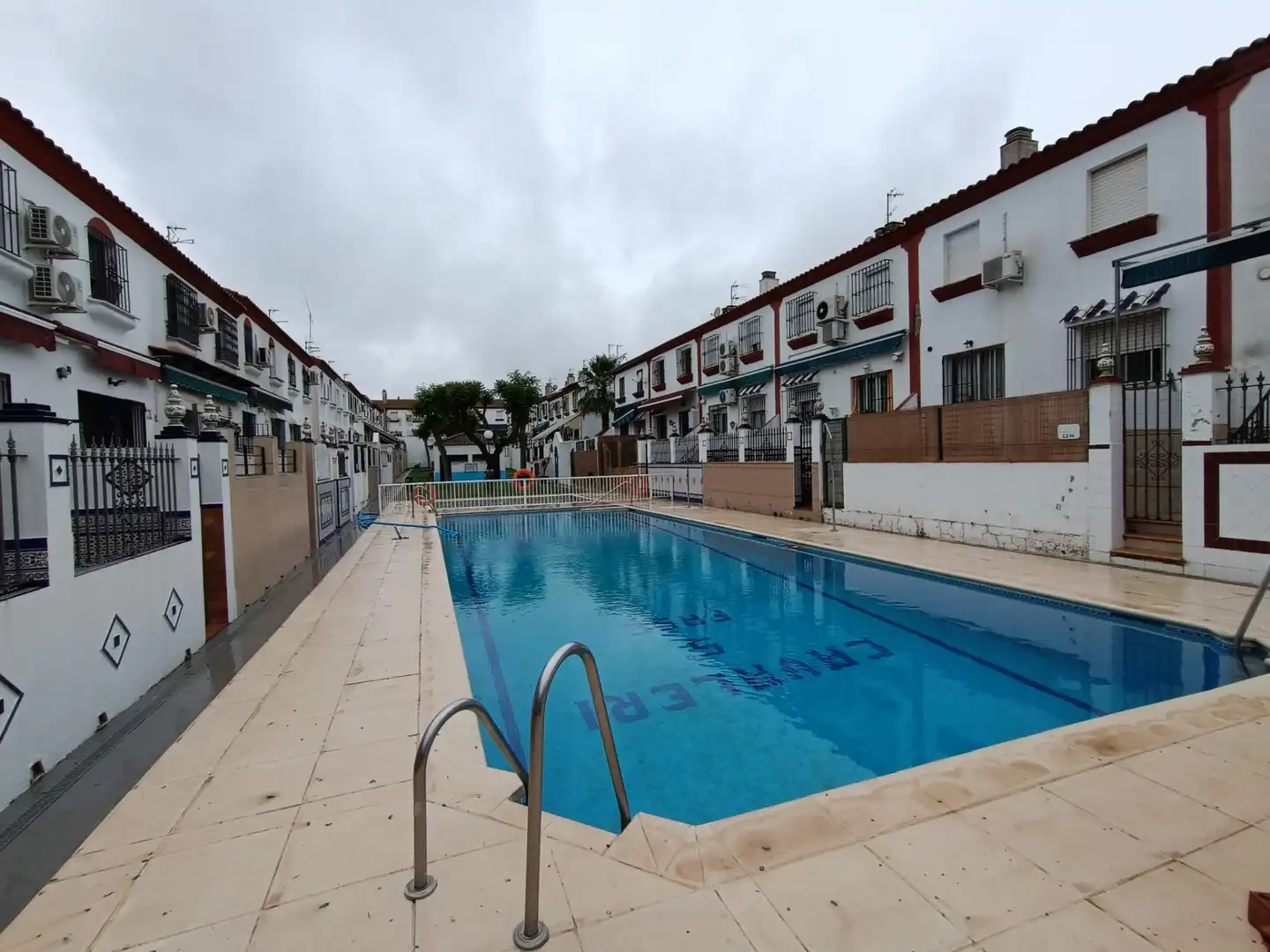 Piscina de Casa adosada en venta en Mairena del Aljarafe con Aire acondicionado, Calefacción y Jardín privado