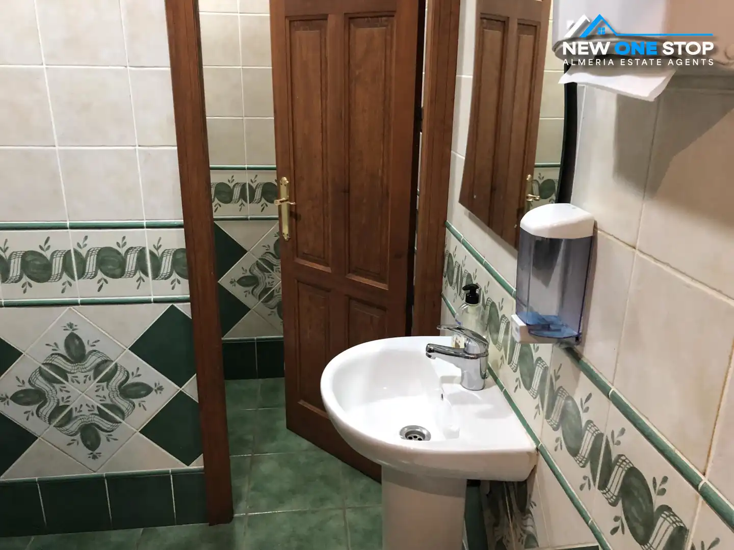 Badezimmer von Geschaftsraum zum Verkauf in Mojácar mit Klimaanlage, Heizung und Terrasse