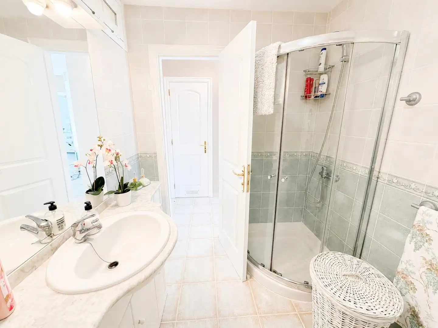 Badezimmer von Wohnungen zum Verkauf in Arona mit Privatgarten, Terrasse und Möbliert