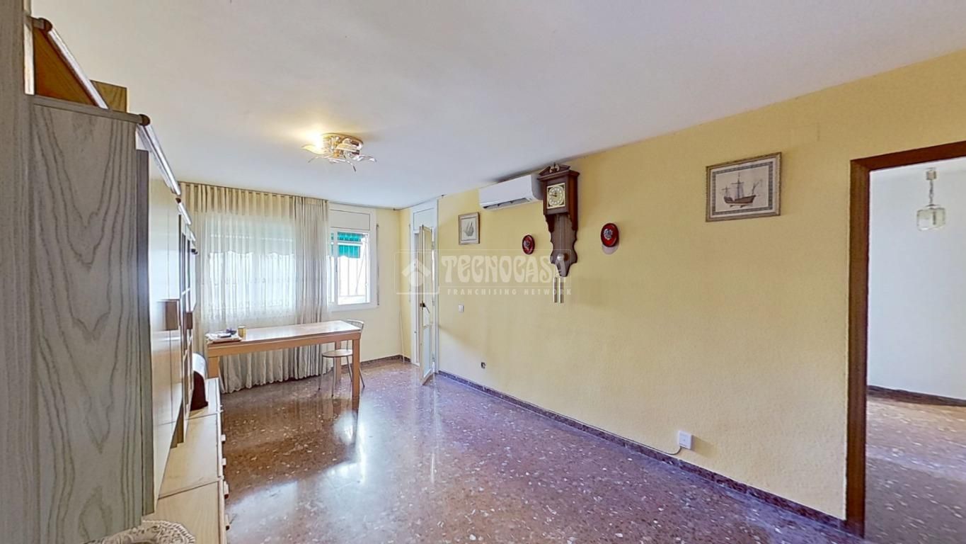 Living room of Flat for sale in Cerdanyola del Vallès  with Balcony