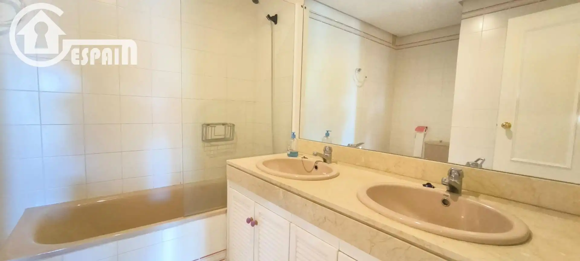 Bany de Dúplex en venda en Madrid amb Calefacció, Jardí privat i Piscina comunitària