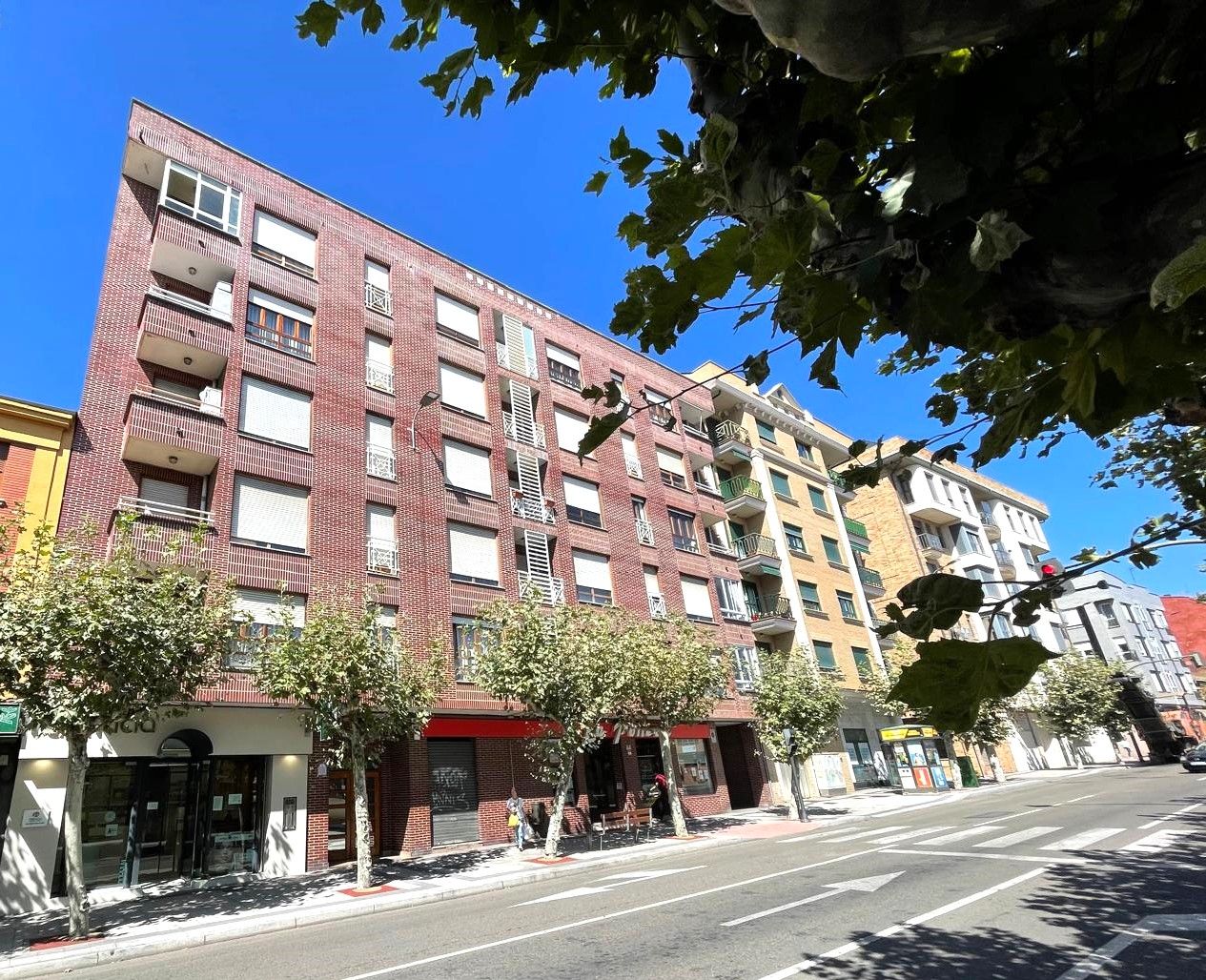 Vista exterior de Dúplex en venda en León Capital  amb Calefacció, Parquet i Terrassa