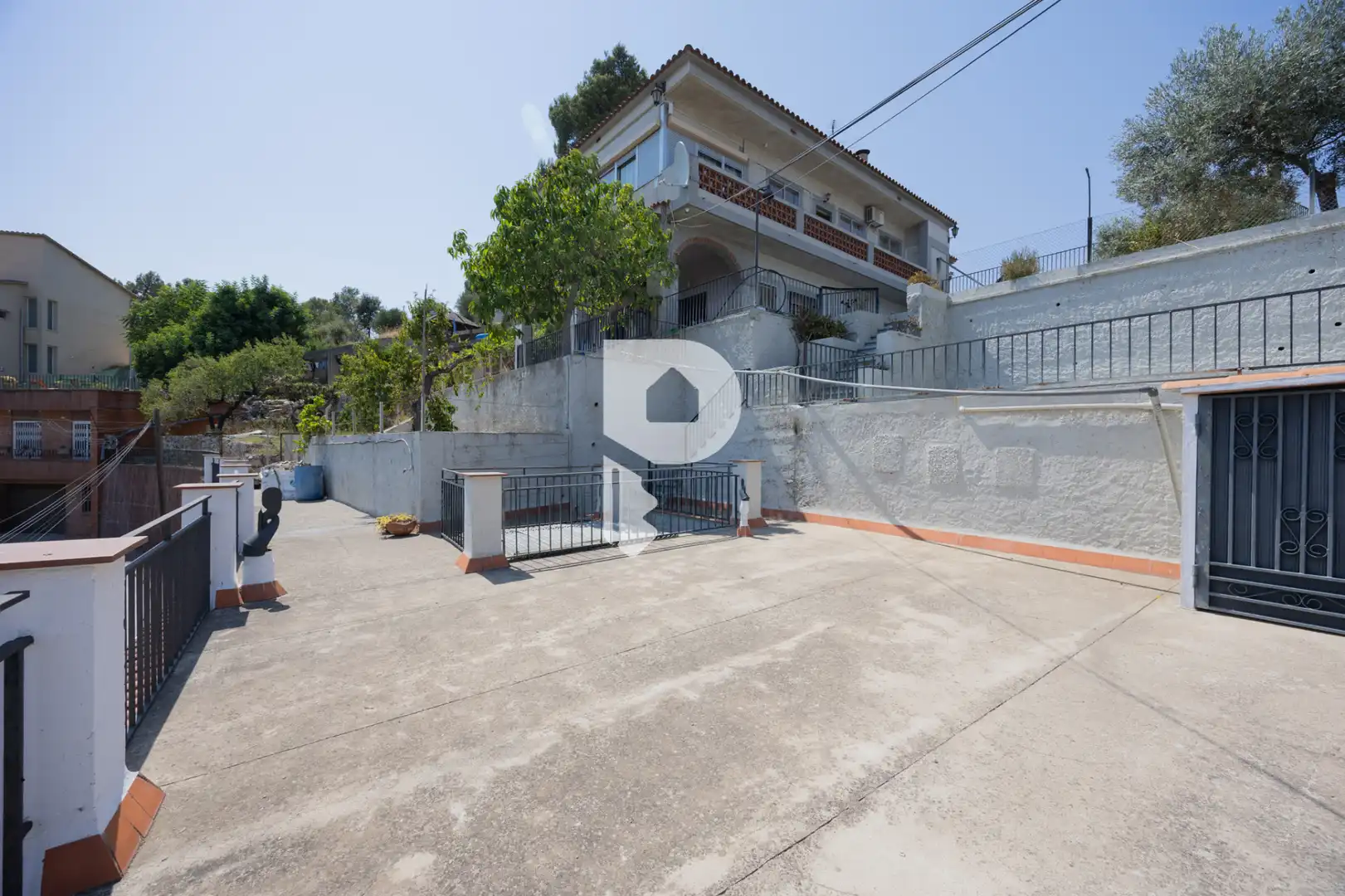 Vista exterior de Casa o xalet en venda en Sant Andreu de la Barca amb Aire condicionat, Calefacció i Jardí privat