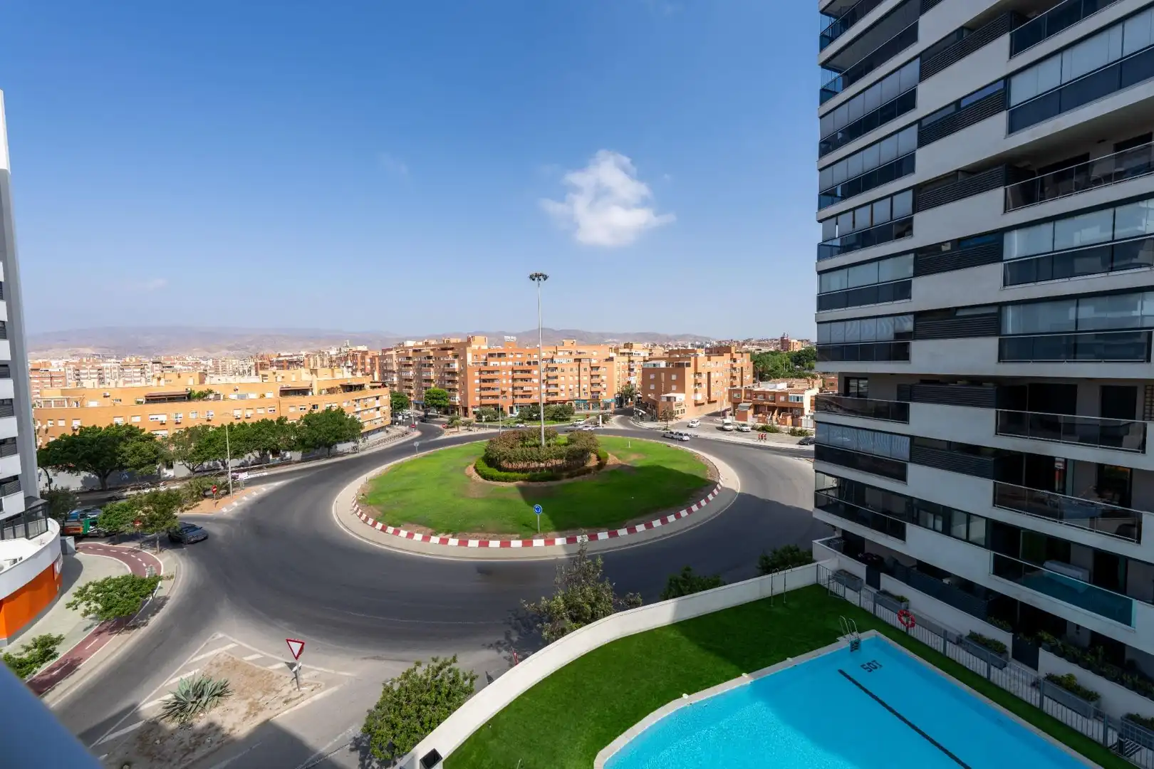 Vista exterior de Pis en venda en Almería amb Aire condicionat, Jardí privat i Terrassa