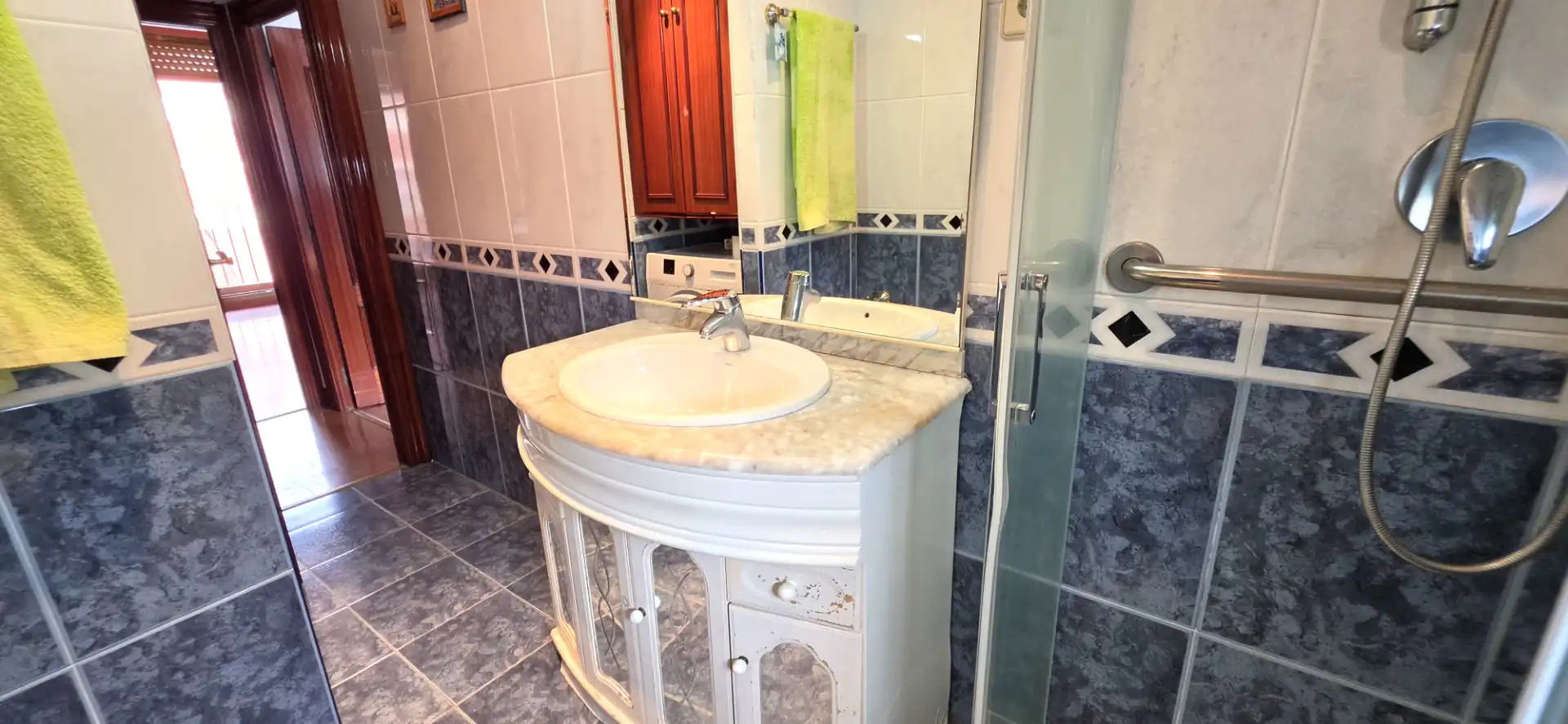 Bathroom of Flat for sale in Bilbao   with Storage room, Furnished and Oven
