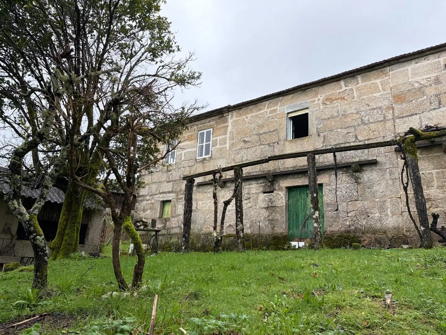 Vista exterior de Casa o xalet en venda en Mondariz amb Jardí privat i Moblat