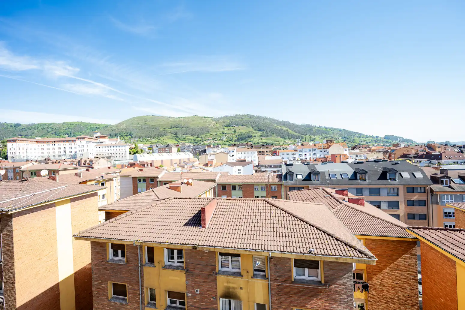Vista exterior de Piso en venta en Oviedo  con Calefacción, Parquet y Trastero