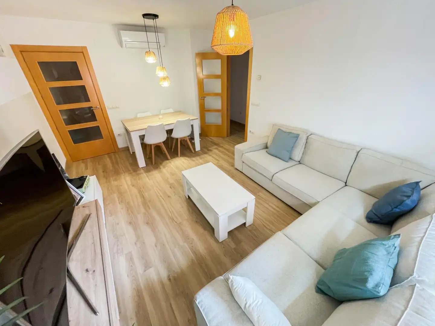 Sala de estar de Piso en venta en Olesa de Montserrat con Calefacción, Parquet y Amueblado