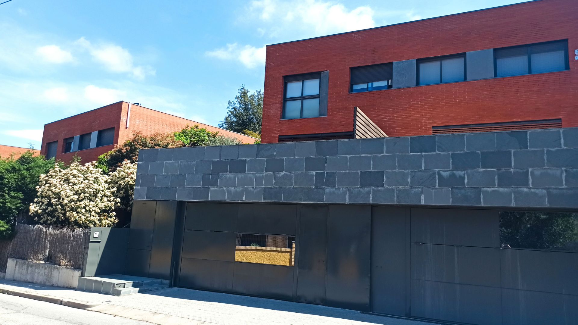 Vista exterior de Casa adosada en venda en L'Ametlla del Vallès amb Calefacció, Jardí privat i Parquet