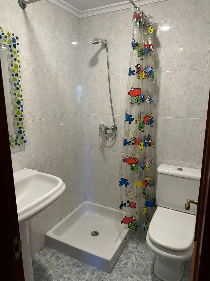 Baño de Dúplex en venta en Avilés con Calefacción, Parquet y Trastero