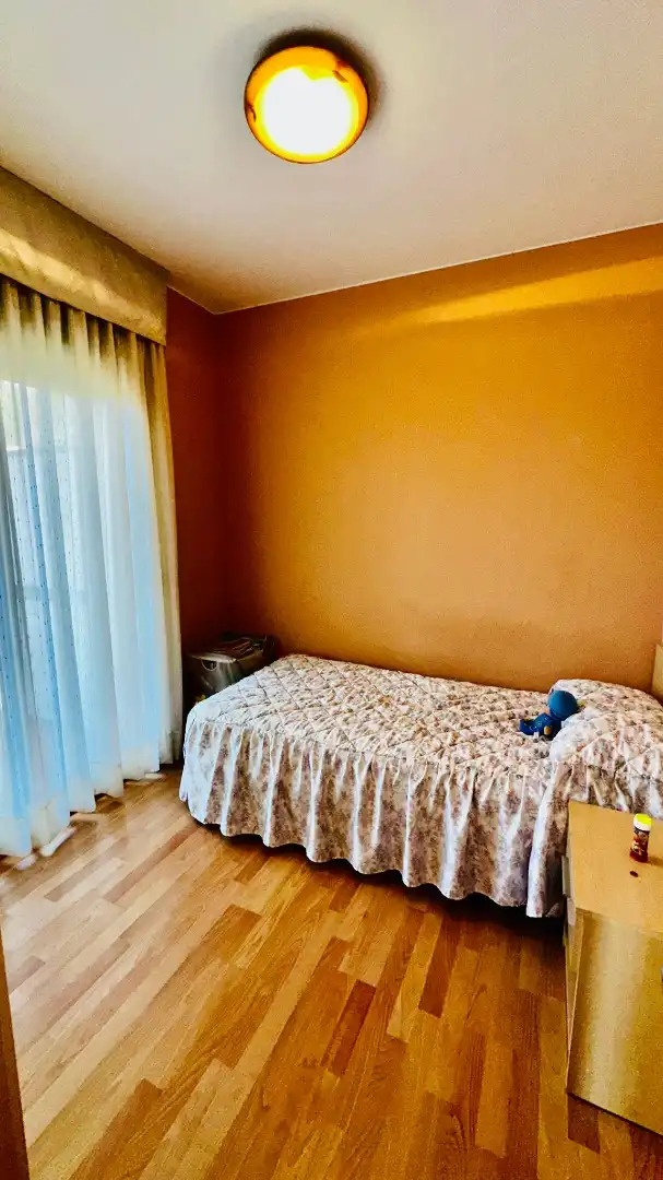 Schlafzimmer von Dachboden zum Verkauf in L'Estartit mit Klimaanlage, Heizung und Parkett