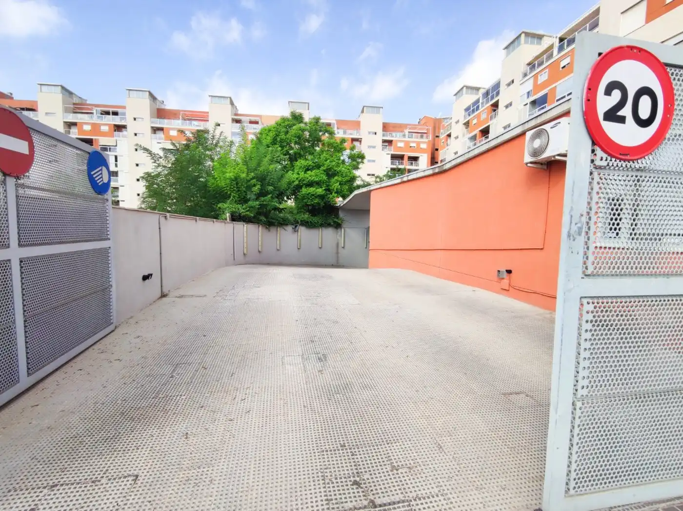 Aparcament de Pis de lloguer en Paterna amb Terrassa i Piscina comunitària