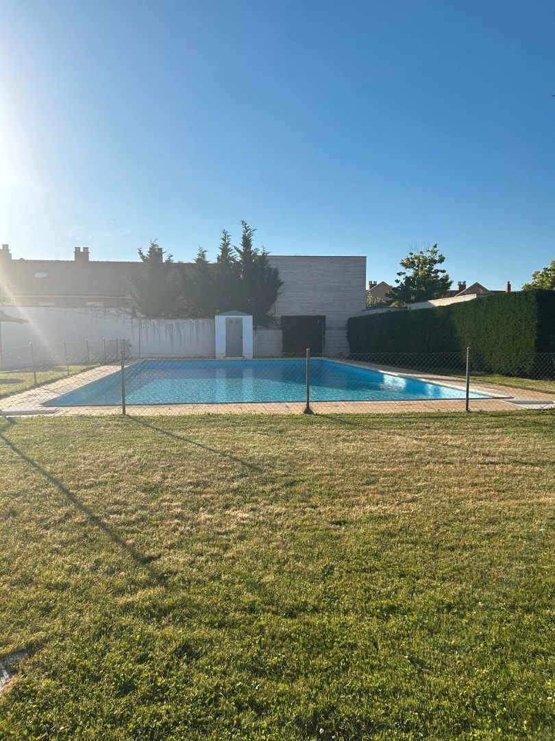 Piscina de Casa adosada en venda en Medina del Campo amb Aire condicionat, Calefacció i Jardí privat
