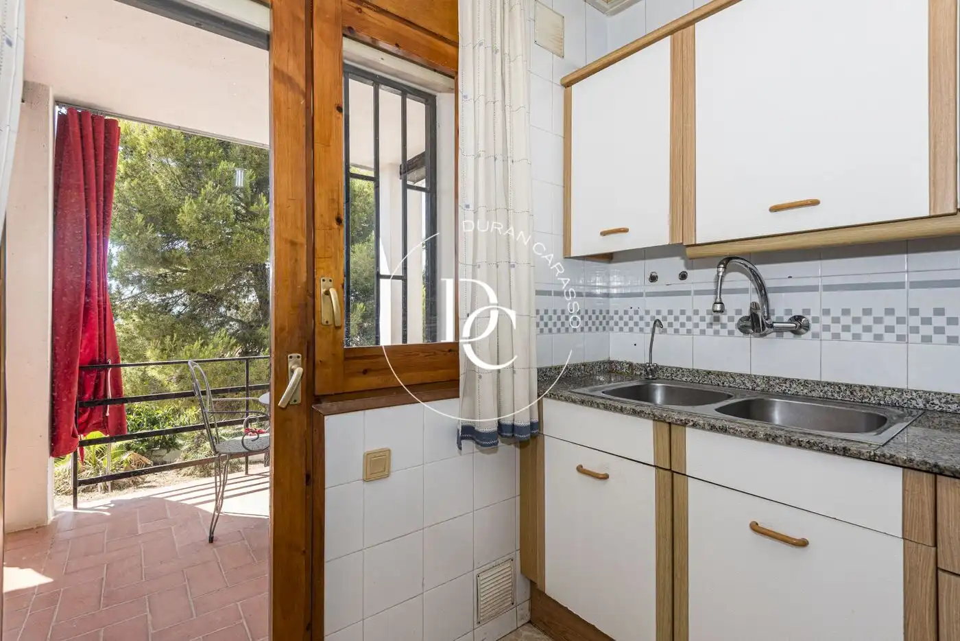 Cuina de Casa o xalet en venda en Sant Pere de Ribes amb Jardí privat, Terrassa i Traster