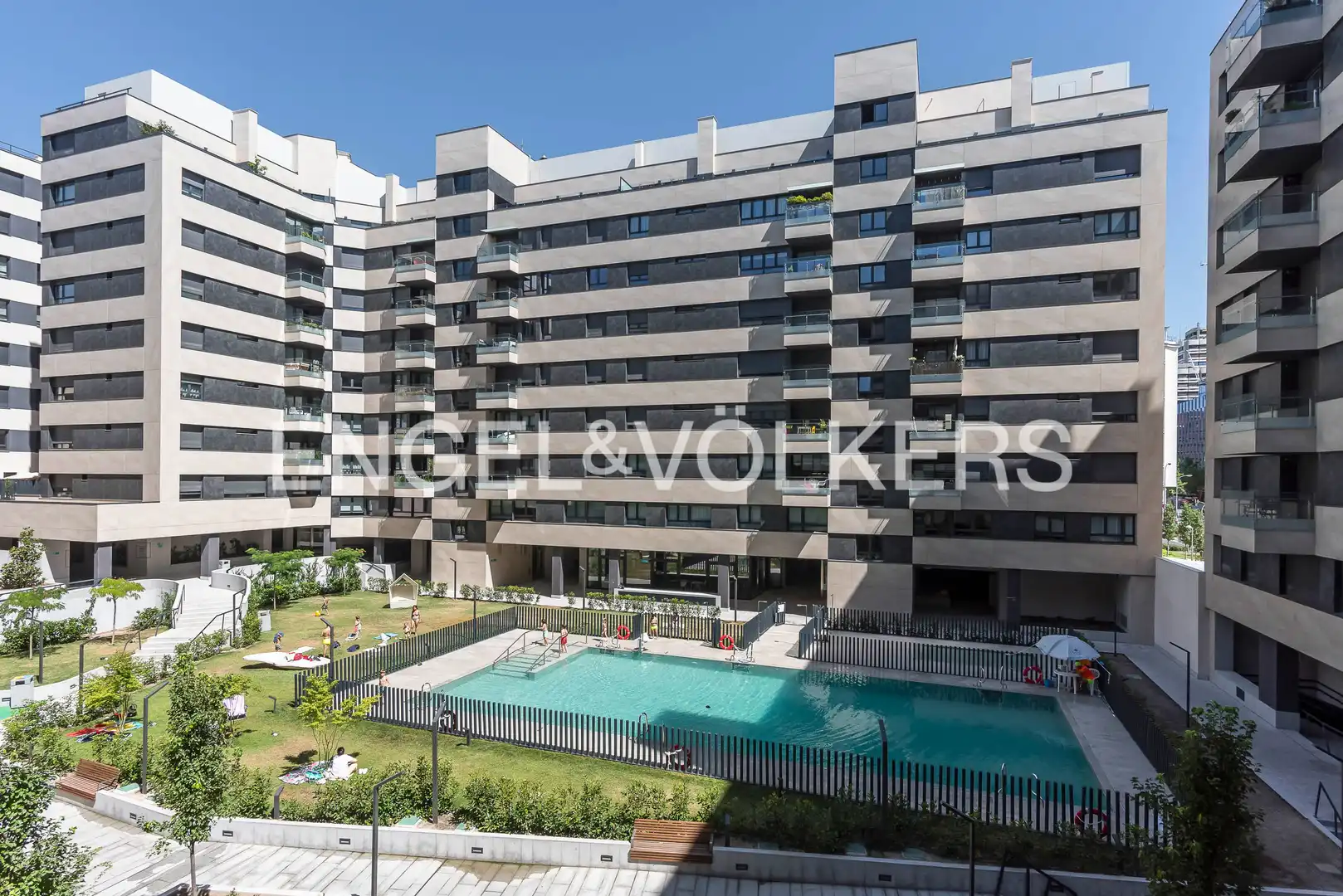 Vista exterior de Piso de alquiler en Madrid con Aire acondicionado, Calefacción y Jardín privado