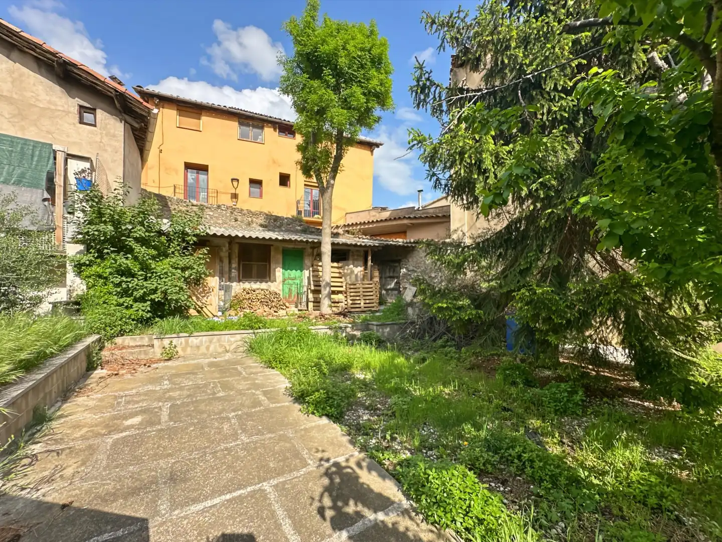 Außenansicht von Einfamilien-Reihenhaus zum Verkauf in Berga mit Heizung und Balkon