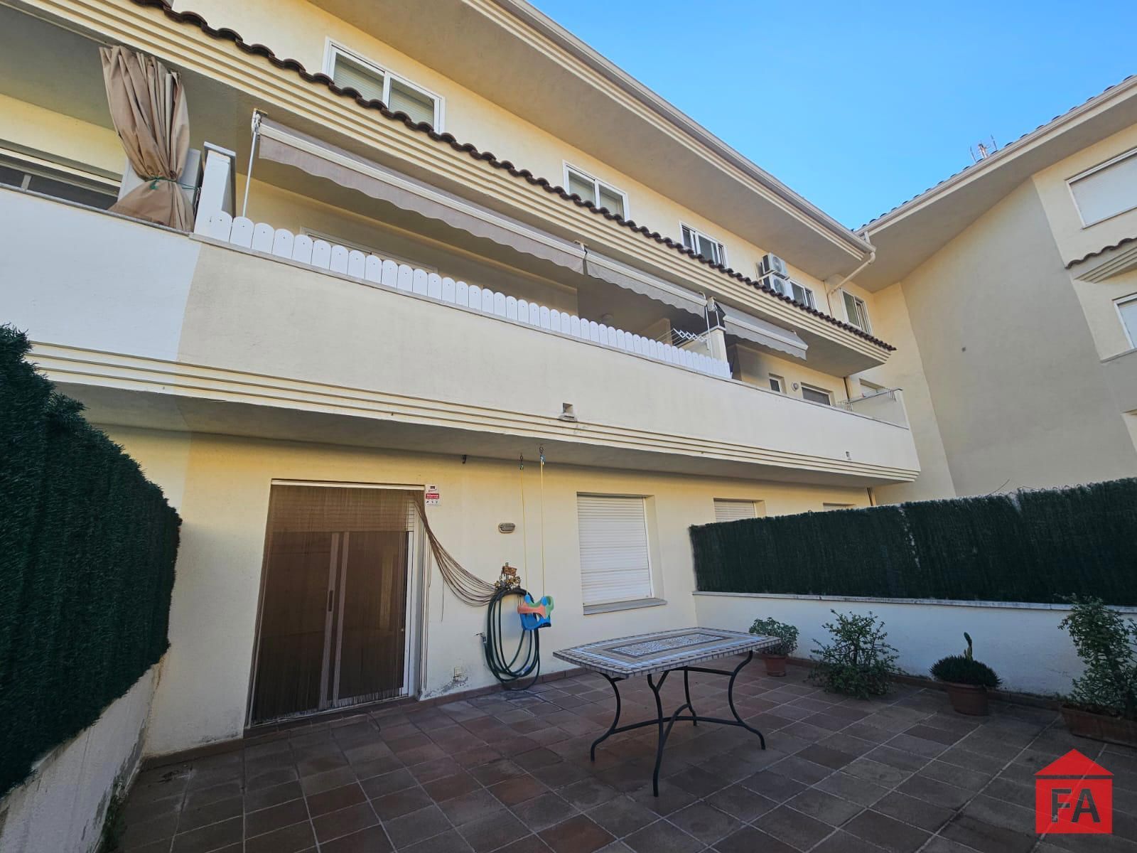 Vista exterior de Casa adosada en venda en Llorenç del Penedès amb Aire condicionat i Calefacció