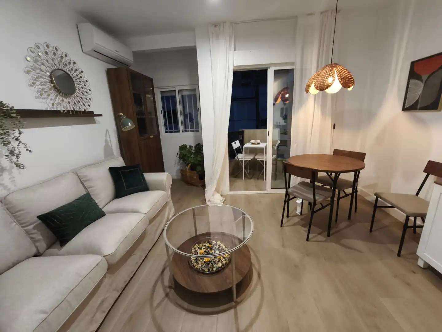 Living room of Flat for rent in  Sevilla Capital  with Air Conditioner, Heating and Terrace