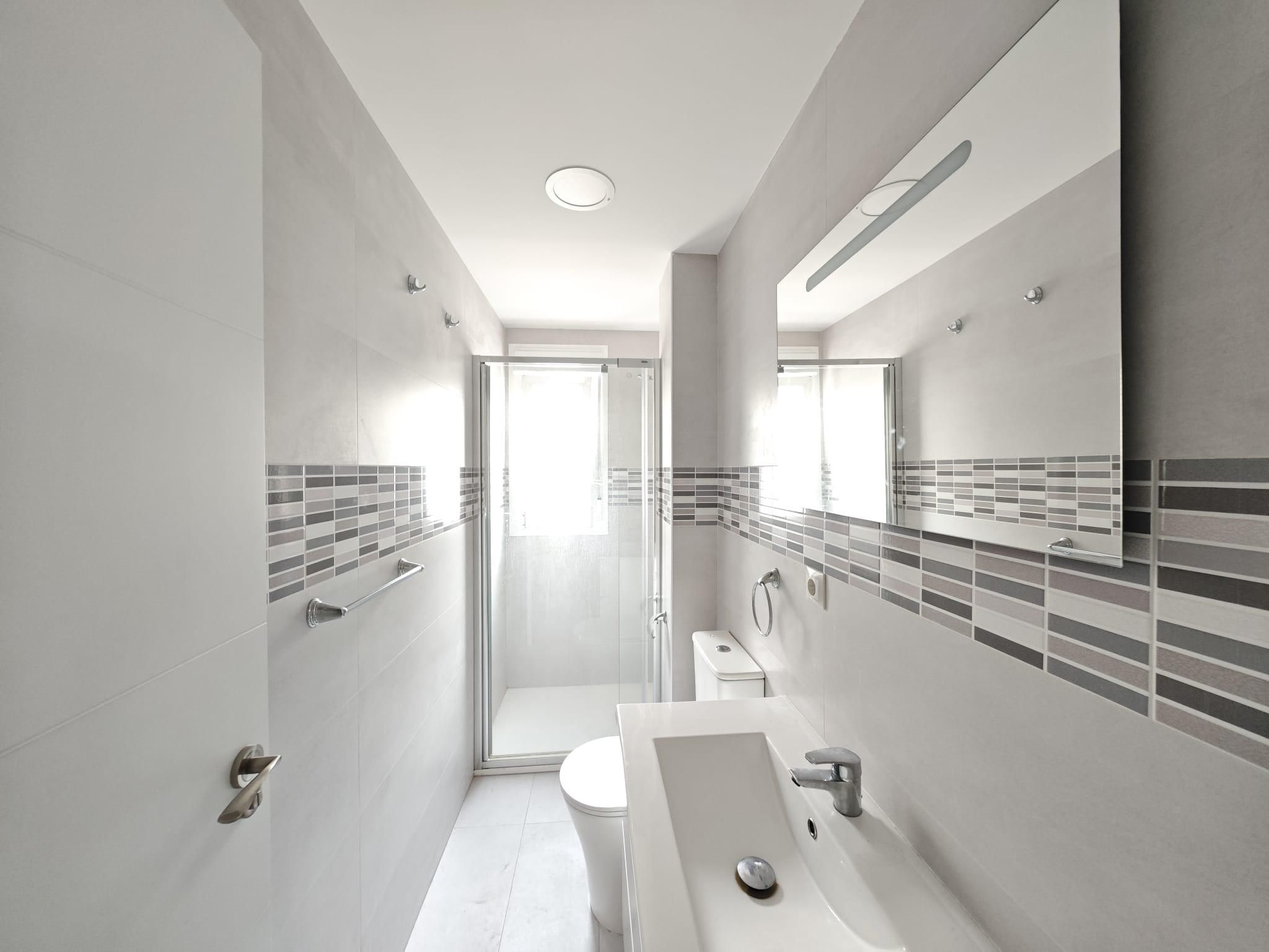 Bathroom of Flat for sale in  Madrid Capital  with Air Conditioner, Heating and Terrace