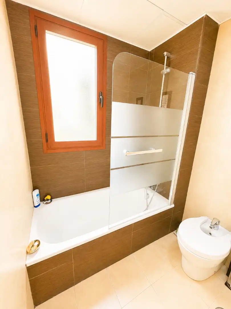 Bathroom of Flat for sale in Sevilla  with Air Conditioner and Community pool