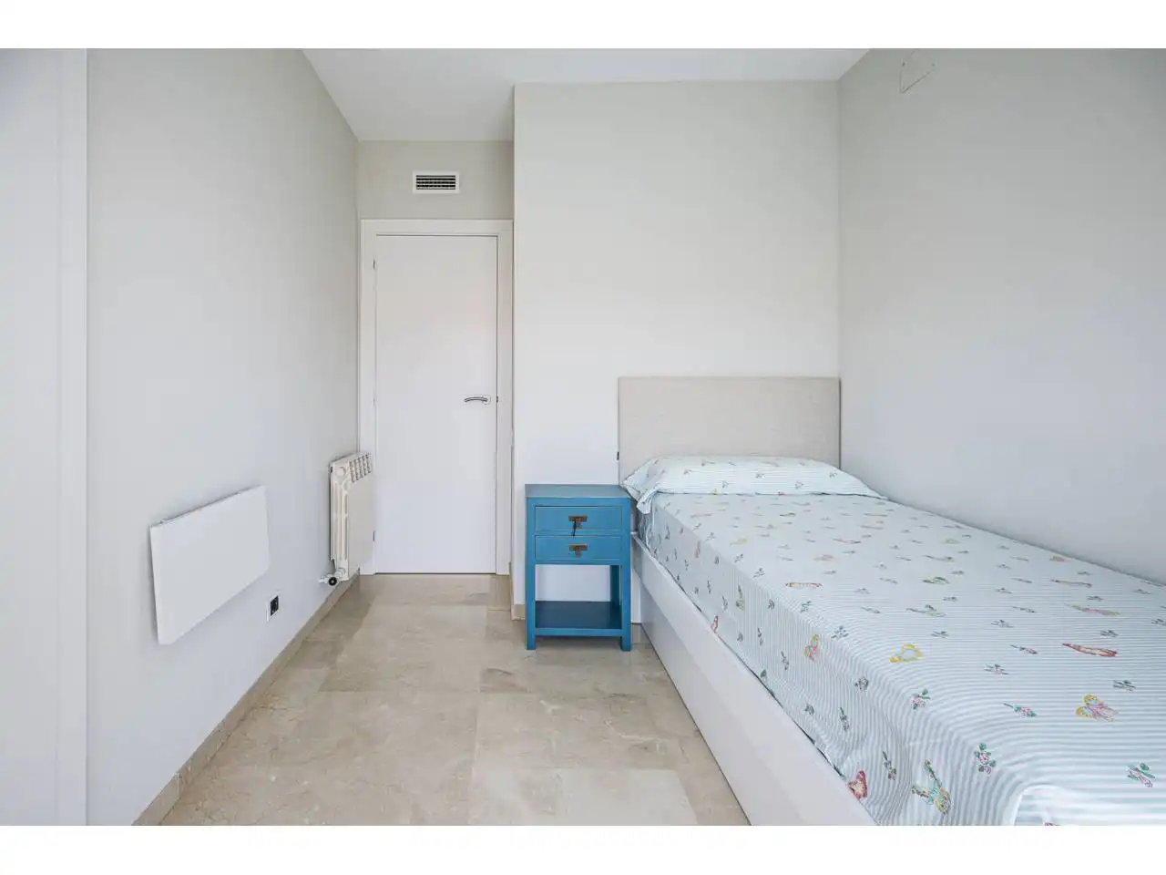 Schlafzimmer von Dachboden zum Verkauf in Sitges mit Klimaanlage, Heizung und Terrasse