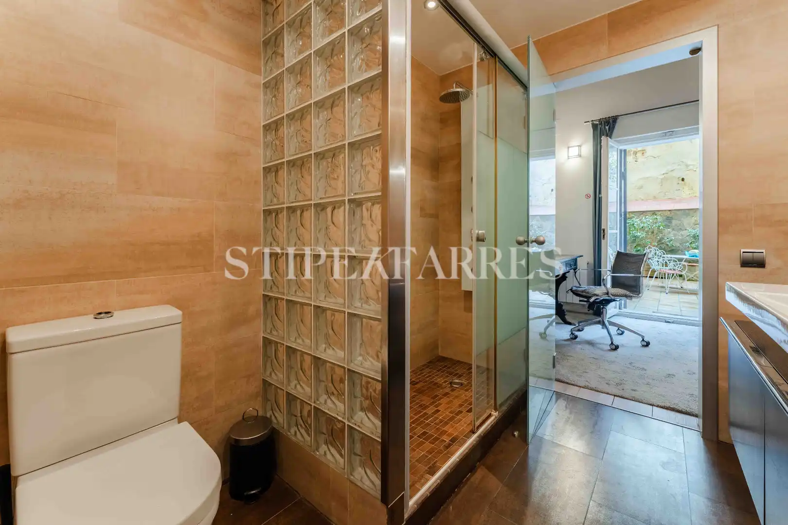 Baño de Piso de alquiler en Barcelona con Calefacción, Terraza y Amueblado