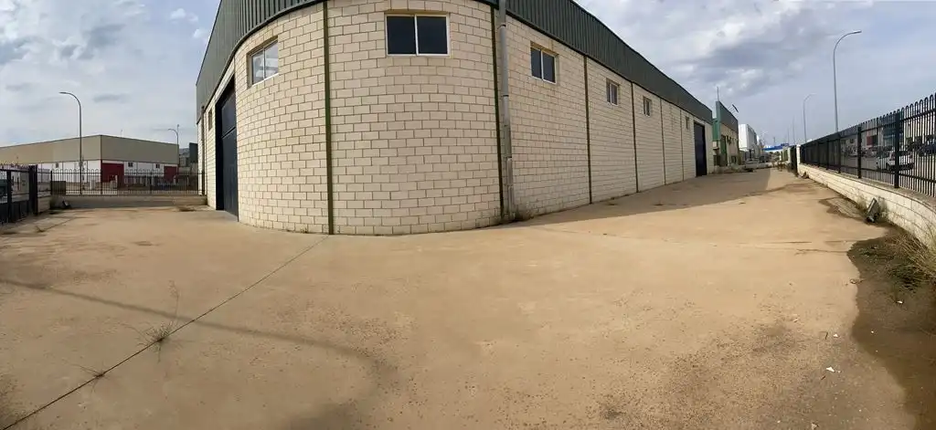 Außenansicht von Fabrikhallen zur Miete in La Roda