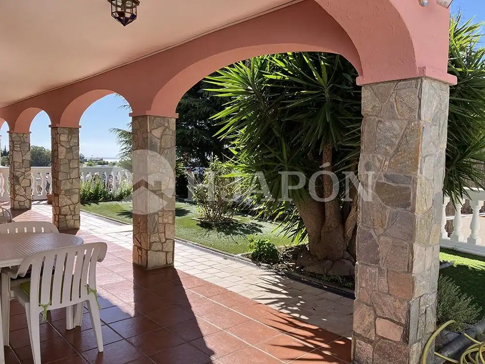 Terrassa de Casa o xalet en venda en Badalona amb Calefacció, Jardí privat i Traster