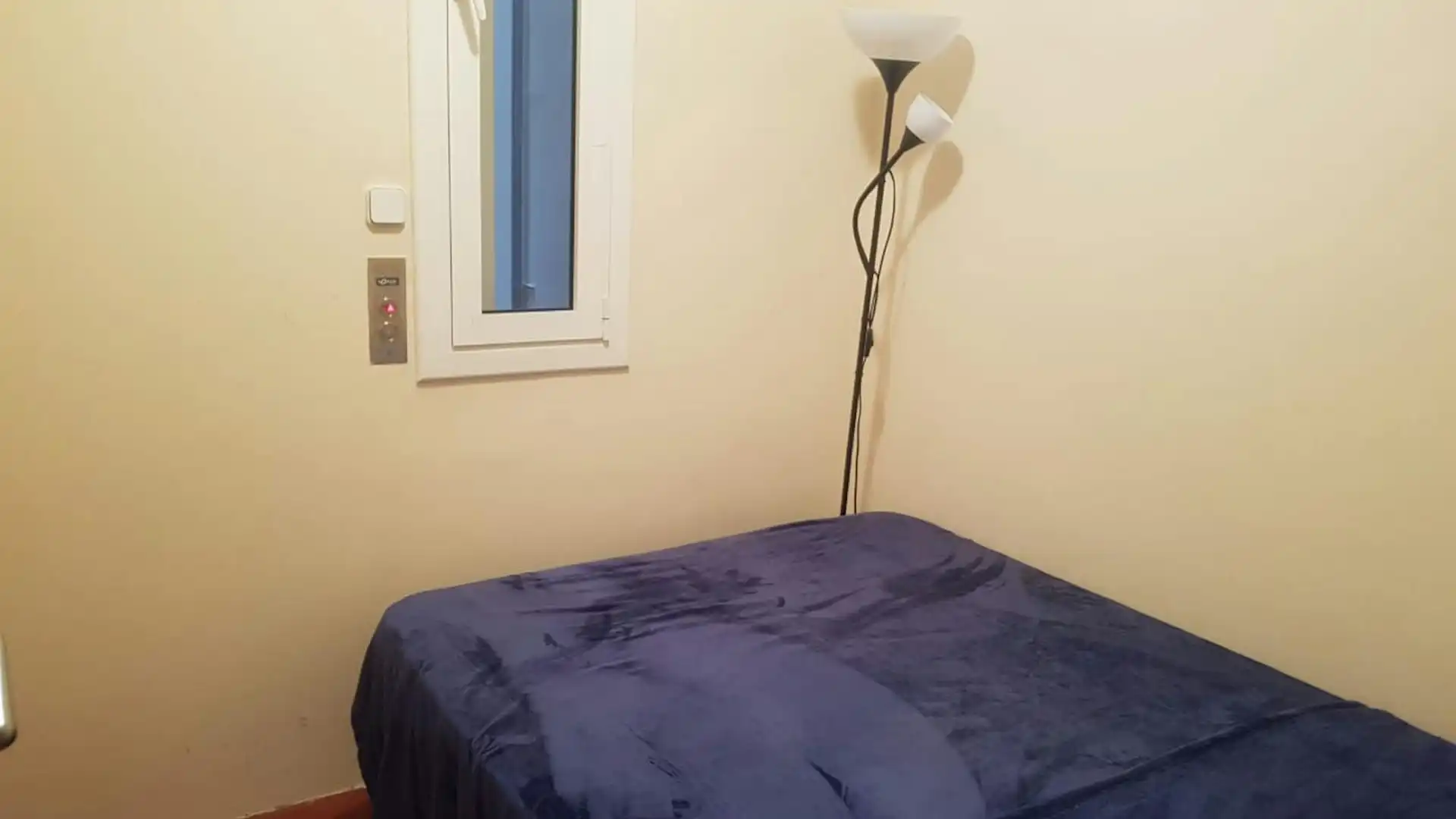 Bedroom of Flat for share in Barcelona  with Air Conditioner, Heating and Furnished