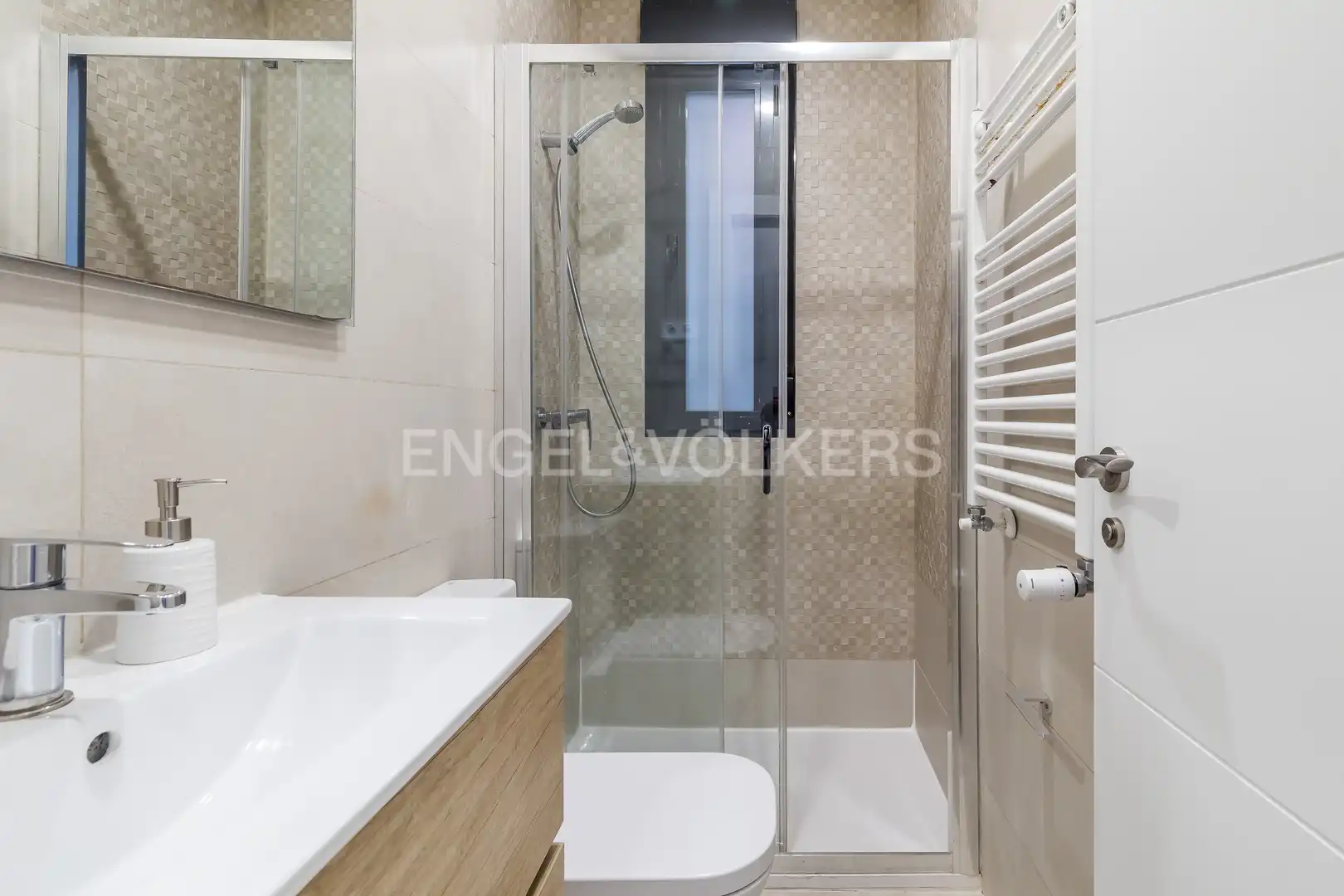 Bany de Apartament de lloguer en Madrid amb Aire condicionat, Calefacció i Moblat