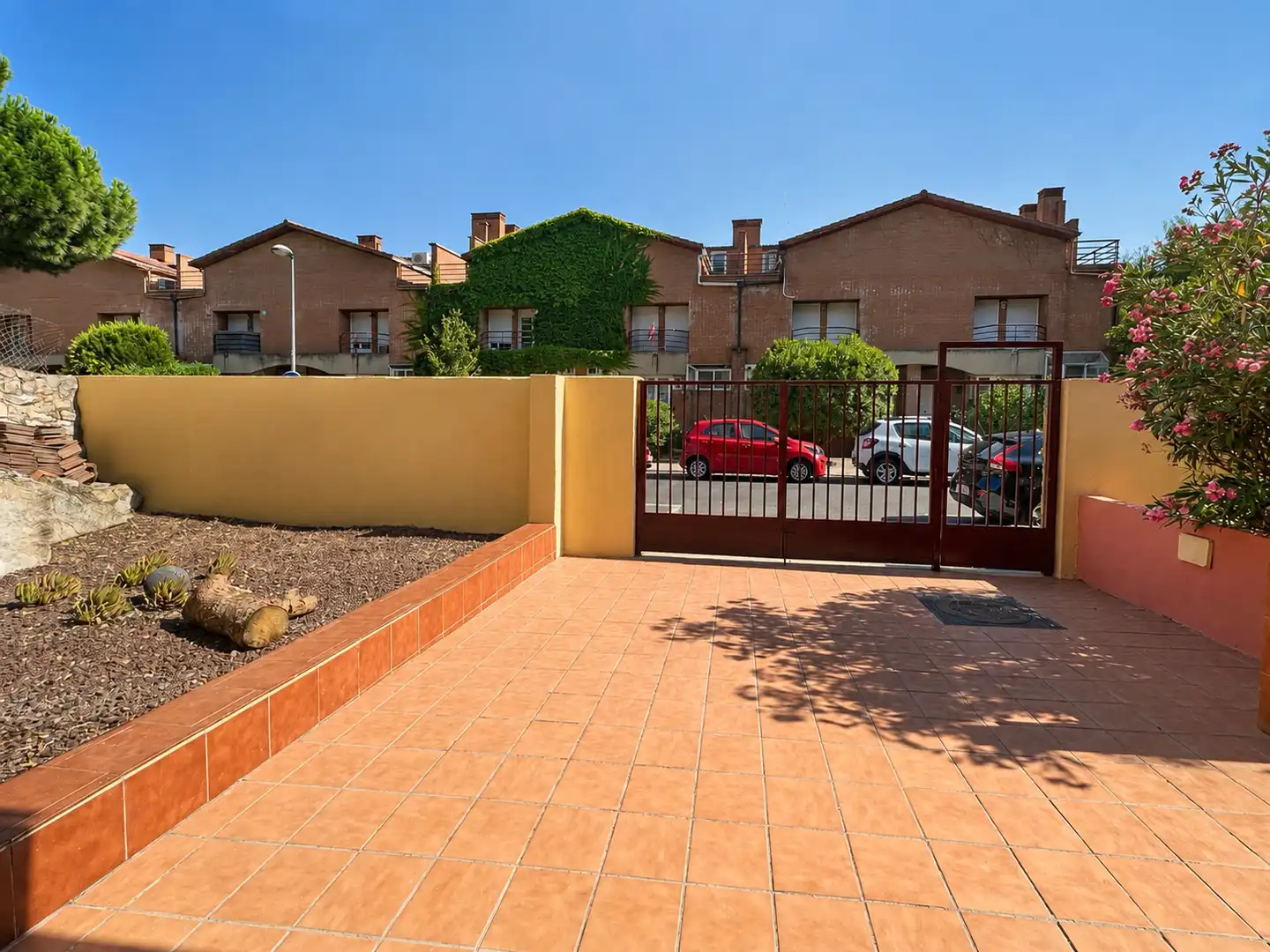 Terrasse von Einfamilien-Reihenhaus zum Verkauf in Torrelodones mit Gemeinschaftspool