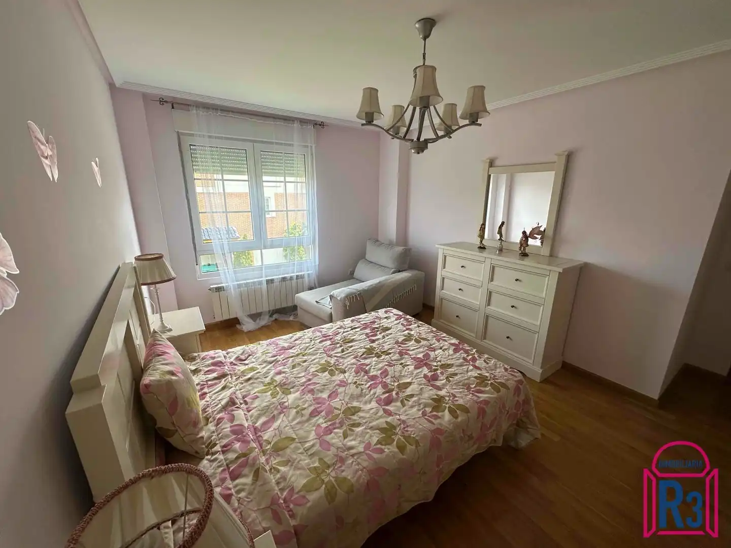 Habitación de Casa adosada en venta en Villaquilambre con Calefacción, Piscina y Amueblado