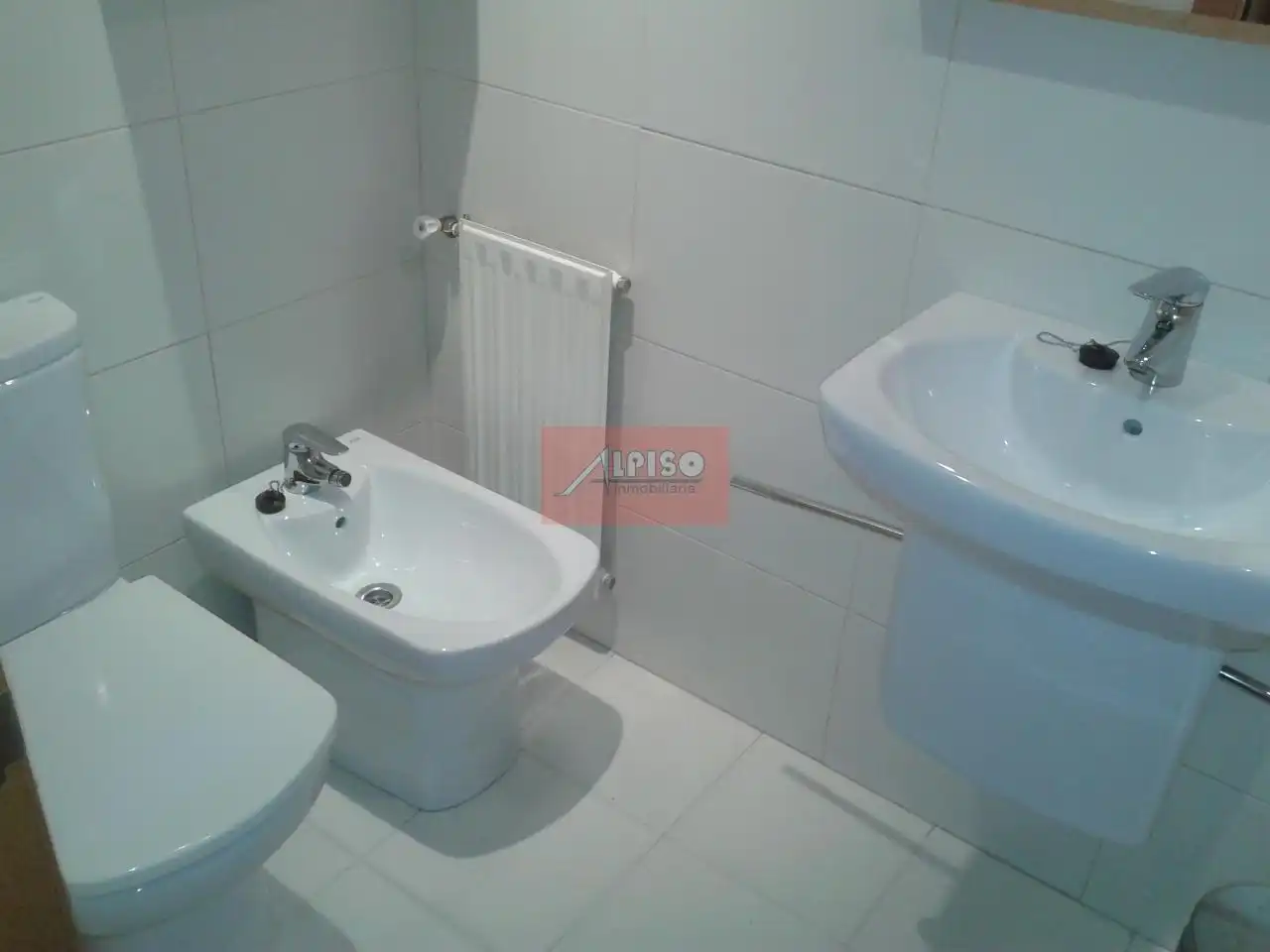 Badezimmer von Wohnungen zur Miete in Ourense Capital  mit Heizung, Parkett und Möbliert
