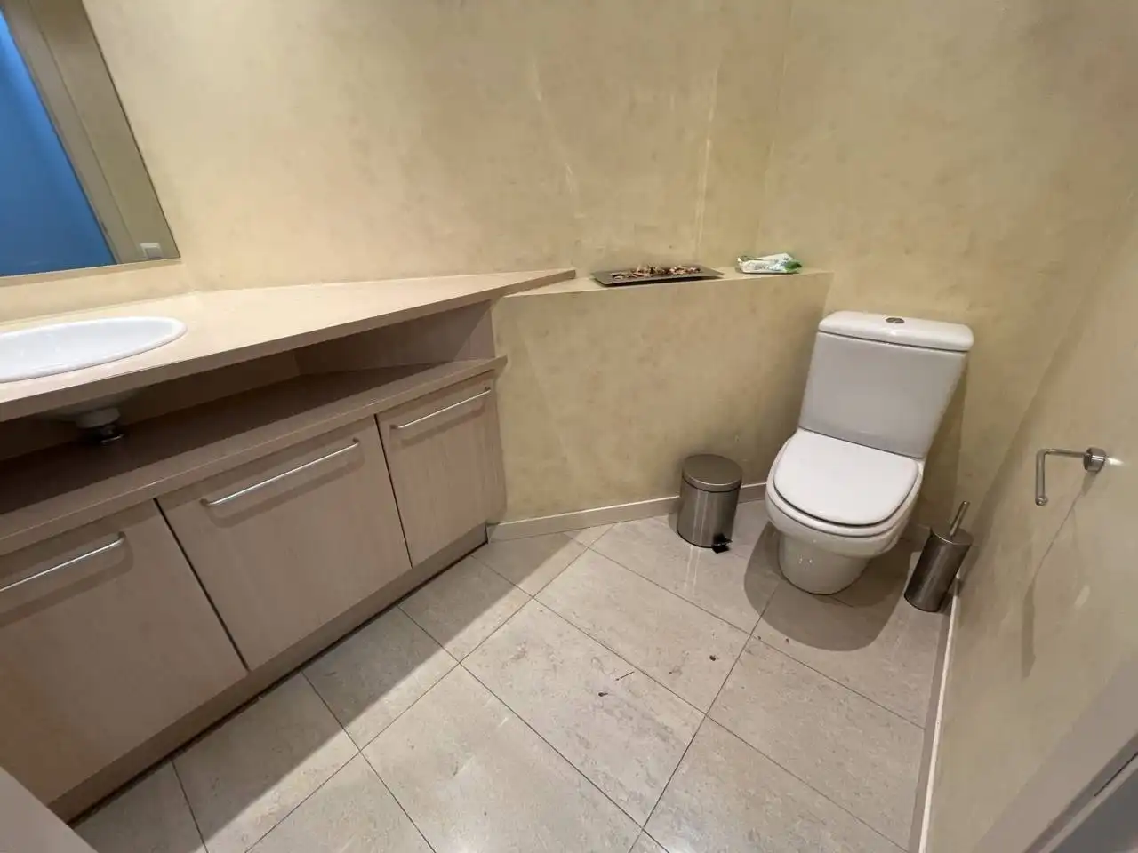 Baño de Oficina de alquiler en Esplugues de Llobregat con Aire acondicionado, Calefacción y Alarma