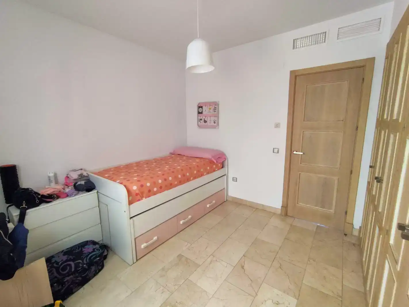 Schlafzimmer von Wohnung zur Miete in Los Barrios mit Schwimmbad und Balkon