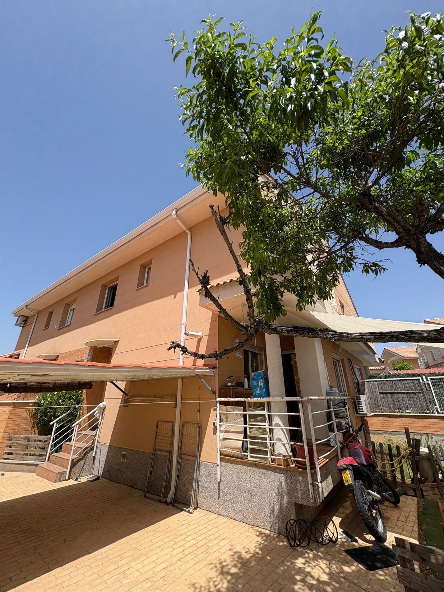 Exterior view of Single-family semi-detached for sale in Los Santos de la Humosa  with Heating, Terrace and Balcony