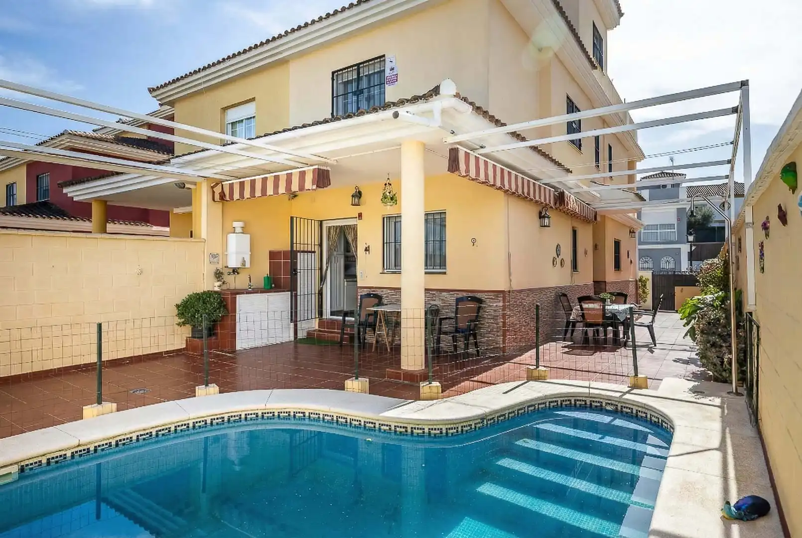 Swimming pool of Detached homes for sale in Mairena del Aljarafe  with Air Conditioner, Private garden and Terrace
