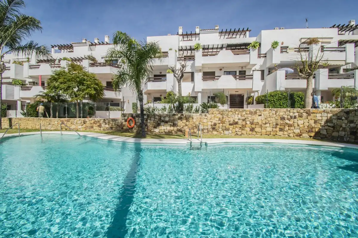 Vista exterior de Apartament en venda en Estepona amb Aire condicionat, Traster i Moblat