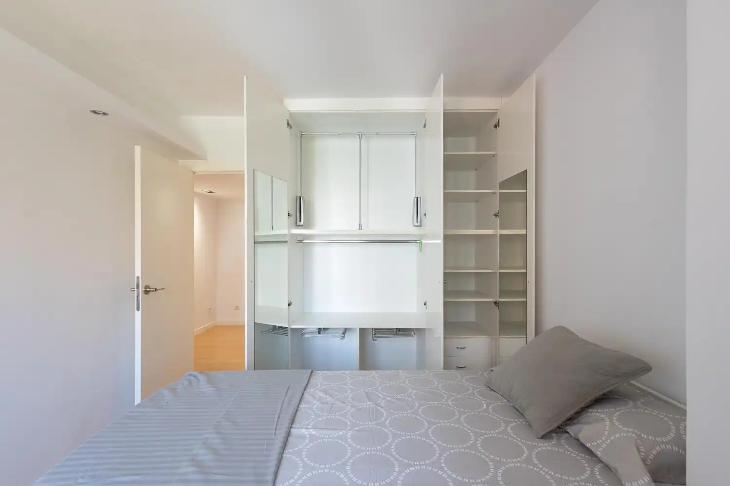 Bedroom of Flat for share in Valencia  with Air Conditioner, Heating and Balcony