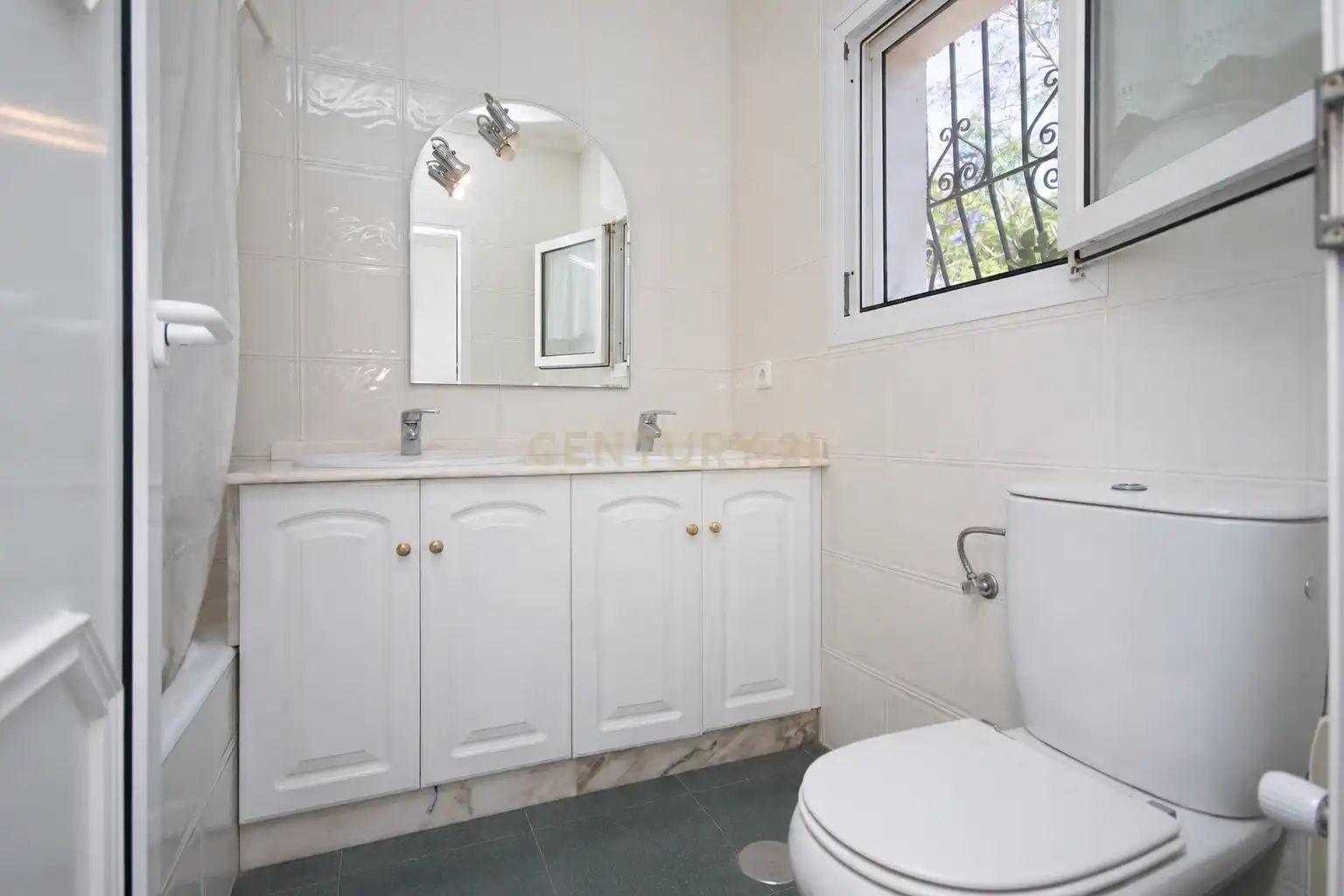 Baño de Casa o chalet en venta en Alicante / Alacant con Jardín privado, Trastero y Piscina