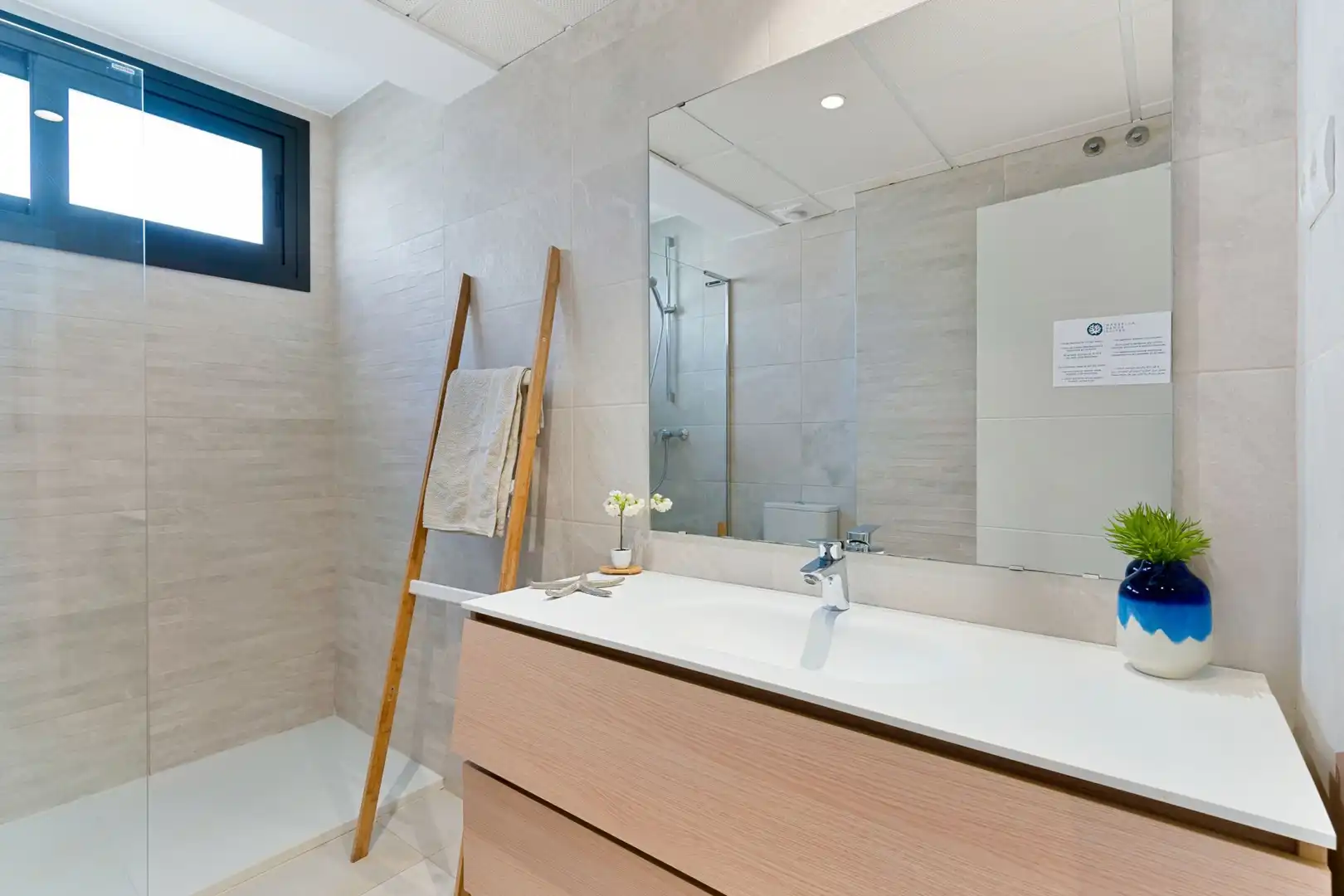 Badezimmer von Wohnungen zum Verkauf in Estepona mit Klimaanlage, Terrasse und Schwimmbad