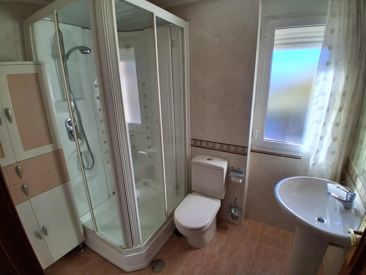 Baño de Casa adosada en venta en Albacete con Aire acondicionado, Calefacción y Jardín privado