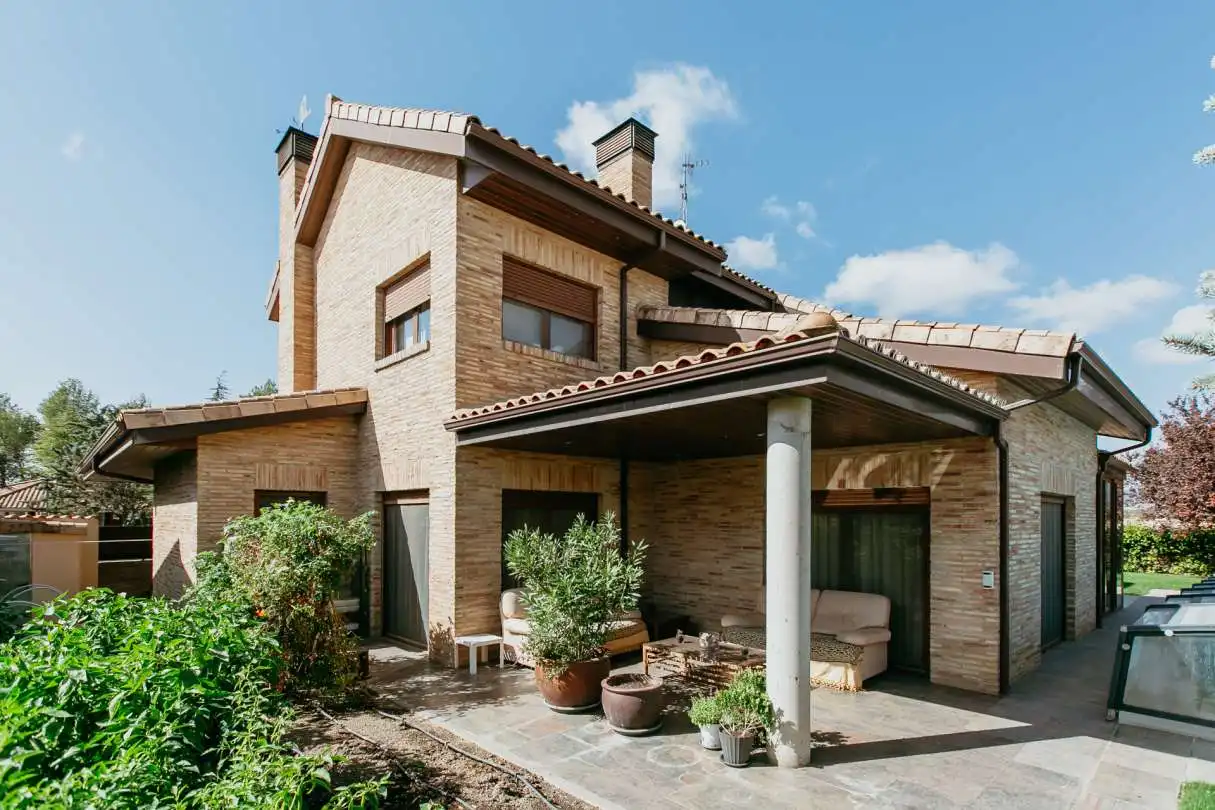 Vista exterior de Casa o xalet en venda en Banastás amb Aire condicionat, Calefacció i Jardí privat