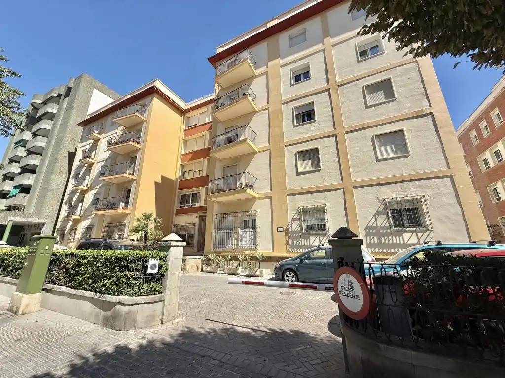 Pis amb terrassa en venda a Avenida Andalucia De