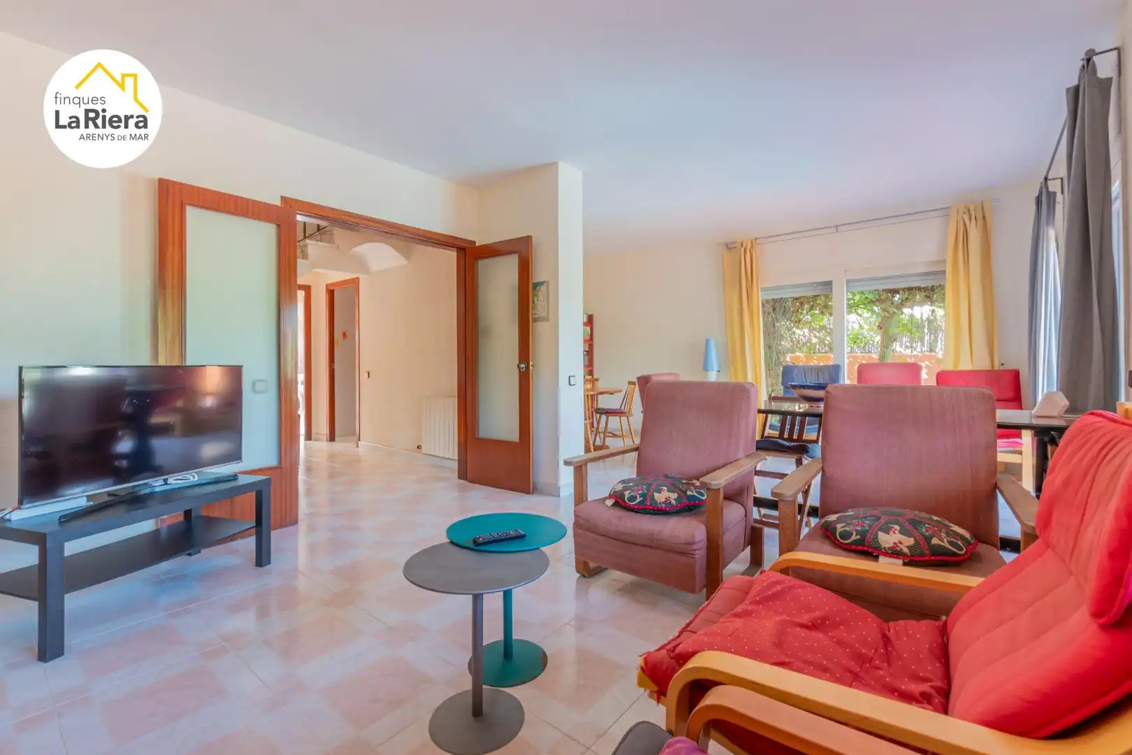 Sala d'estar de Casa o xalet en venda en Arenys de Munt amb Calefacció, Jardí privat i Piscina