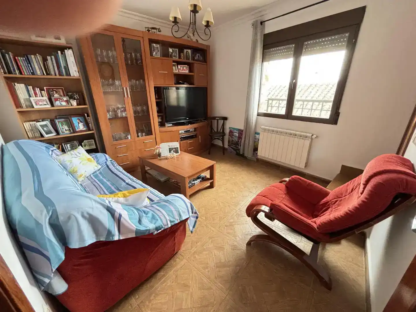 Sala d'estar de Casa adosada en venda en Robledo amb Parquet, Traster i Moblat