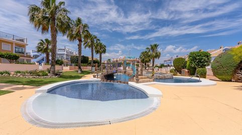 Esta hermosa casa adosada de tres dormitorios, bellamente renovada, se encuentra en la codiciada zona de Lomas de Cabo Roig, dentr, imatge 2