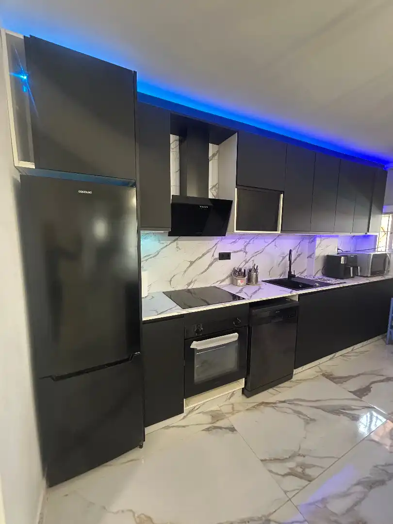 Cuina de Casa o xalet en venda en Alhaurín de la Torre amb Aire condicionat, Jardí privat i Terrassa
