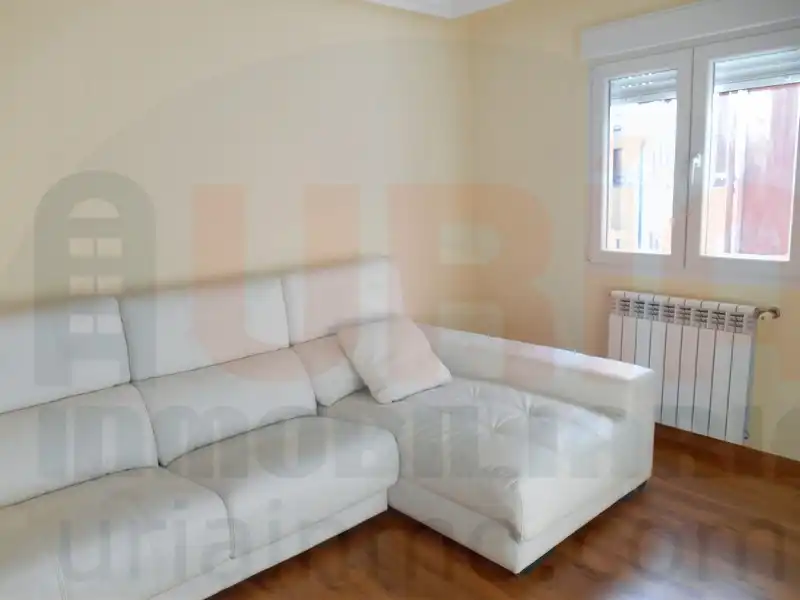 Sala d'estar de Pis en venda en Oviedo  amb Calefacció, Forn i Microones